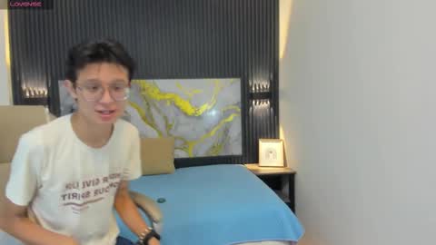 santiago_russo18 online show from October 2025 12:17:02 PM