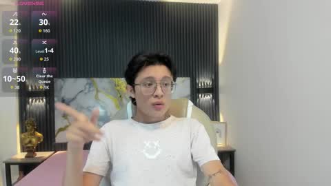 santiago_russo18 online show from November 2025 01:33:01 AM