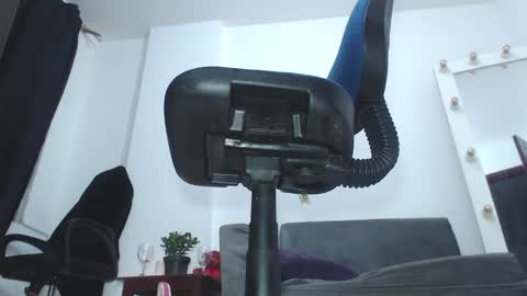 Saraloves online show from December 2025 09:46:02 AM