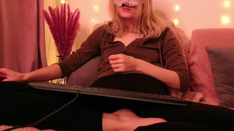 Anni online show from December 2024 10:33:02 PM