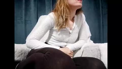 Anni online show from October 2025 01:06:01 AM