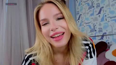 Snapshot of sheliamuyres chatting on June 2026 01:56:01 AM Lina online show from June 2026 01:56:01 AM