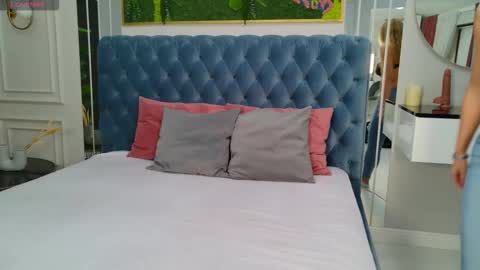 Sienna online show from December 2025 05:01:02 AM