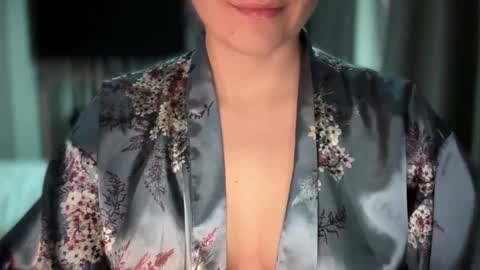 Sindra online show from October 2025 04:15:02 PM