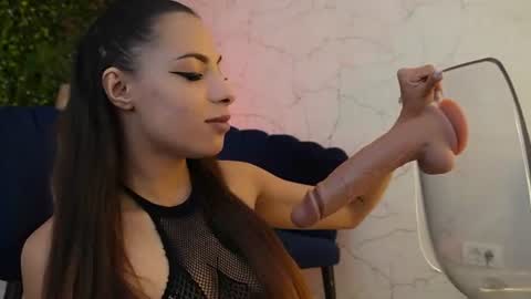 Snapshot of sisi_von_dee chatting on July 2026 08:14:01 PM Dee online show from July 2026 08:14:01 PM