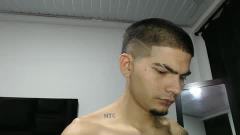 Snapshot of skinny_badboy chatting on December 2024 06:06:01 AM E R O S online show from December 2024 06:06:01 AM