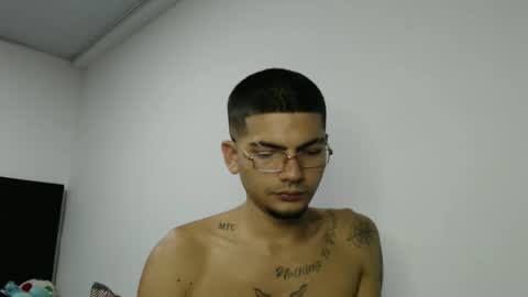 Snapshot of skinny_badboy chatting on February 2026 03:23:01 AM E R O S online show from February 2026 03:23:01 AM