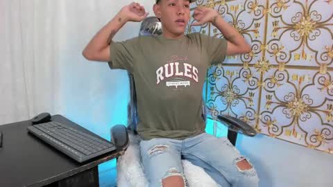 Snapshot of slimlatino_ chatting on April 2026 12:24:01 PM SlimLatino online show from April 2026 12:24:01 PM