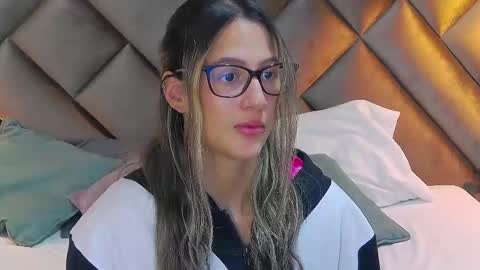 Snapshot of sophia_loreenn chatting on December 2025 02:25:01 PM Sofia online show from December 2025 02:25:01 PM