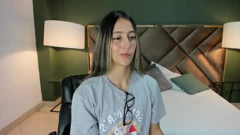 Snapshot of sophia_loreenn chatting on February 2026 01:50:02 PM Sofia online show from February 2026 01:50:02 PM