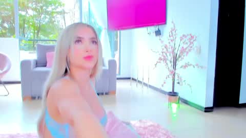 Snapshot of sophijonnes chatting on January 2025 04:06:01 PM YULITZA online show from January 2025 04:06:01 PM