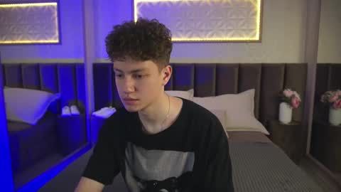 Esrefan online show from March 2026 07:39:01 PM