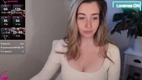 Mia online show from October 2025 05:52:02 PM