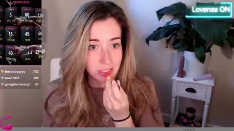 Mia online show from October 2025 01:52:01 PM