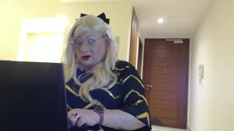 Snapshot of suzannebanci chatting on May 2026 04:14:01 PM My name is Sissy or more fully Suzanna Aprilia Maria Mariquita Catarina Chinita Banci. Soy una puta - que chimba ladybug online show from May 2026 04:14:01 PM