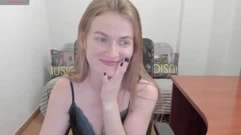 Snapshot of sweet_melody_of_ur_heart chatting on June 2026 06:27:01 PM Mila online show from June 2026 06:27:01 PM