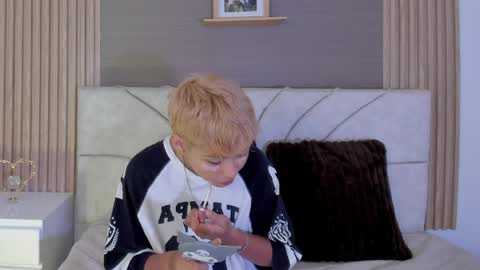 Estefani online show from April 2026 01:15:02 PM