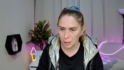 Snapshot of tessadaybreak chatting on May 2026 11:50:01 AM tessadaybreak online show from May 2026 11:50:01 AM