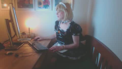 Snapshot of tgirlsub4domq chatting on December 2025 08:38:01 PM Tgirlsub4DomQ online show from December 2025 08:38:01 PM