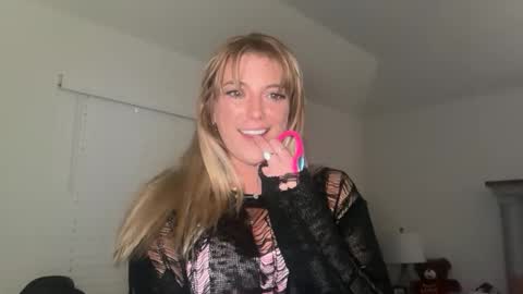 Snapshot of theoneandonlyava chatting on December 2025 09:04:01 AM Ava online show from December 2025 09:04:01 AM