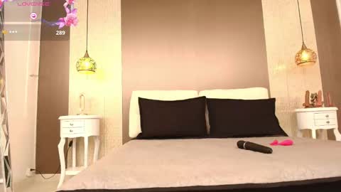 T I F F A N Y online show from September 2025 07:24:02 PM