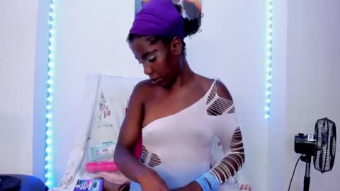 tinas_smith online show from April 2026 06:58:01 PM