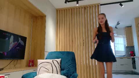 Snapshot of tiny_blush chatting on June 2026 10:52:02 AM Anne online show from June 2026 10:52:02 AM