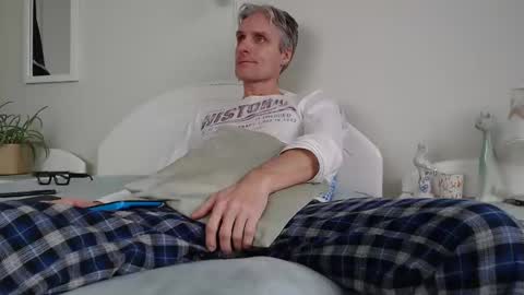 Daniel Bisexual uncut 20cm online show from December 2024 09:01:01 AM