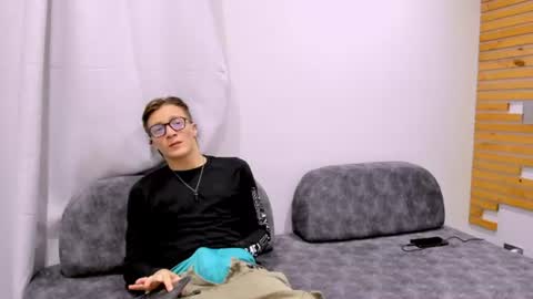 Snapshot of tom_kinky_ chatting on June 2026 06:34:02 PM Tom online show from June 2026 06:34:02 PM