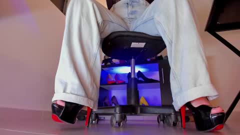 Triny online show from December 2025 06:48:02 PM