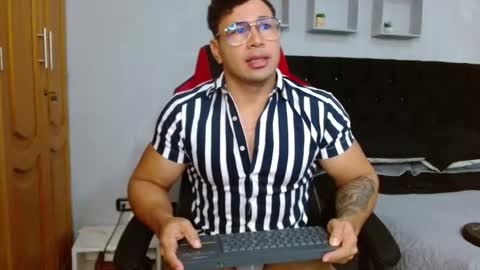 tyler_hank1 online show from December 2025 11:19:01 AM