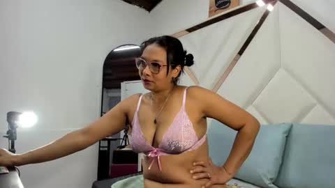 valeria_gil_ online show from April 2026 04:02:02 AM
