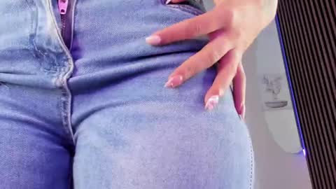 Vallolet Peach  online show from February 2026 12:10:02 PM