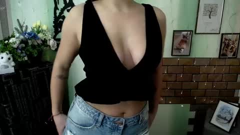 Snapshot of vanessa_joy_ chatting on February 2025 06:08:02 AM Vanessa online show from February 2025 06:08:02 AM