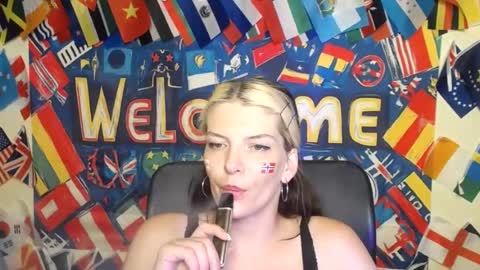 Snapshot of vanrey_ chatting on July 2026 06:43:02 PM Vanessa online show from July 2026 06:43:02 PM