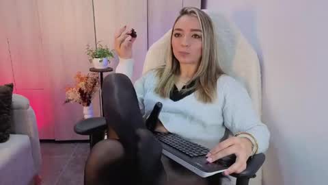 Snapshot of veromars_ chatting on June 2026 05:02:02 PM Catalina online show from June 2026 05:02:02 PM