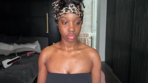 Snapshot of violet6xft chatting on May 2026 09:50:01 AM Fantasy Black Girl online show from May 2026 09:50:01 AM