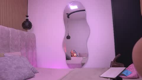 Snapshot of vvioleta_ chatting on June 2026 03:11:01 AM Violeta online show from June 2026 03:11:01 AM