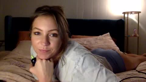 xLacyy online show from November 2025 04:12:01 AM