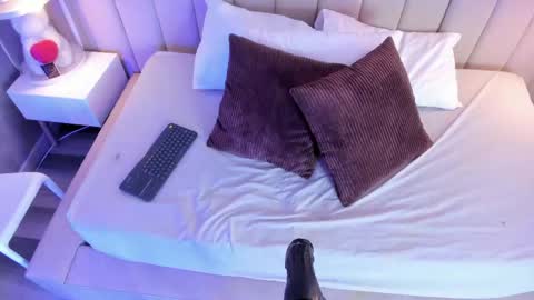 Snapshot of xolara chatting on April 2026 11:48:01 AM Xolara online show from April 2026 11:48:01 AM