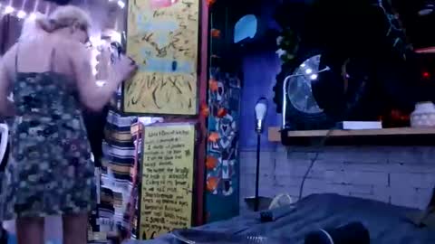 Snapshot of xxxqueenmandydickenz chatting on November 2025 03:29:02 AM XXXQueenMandyDickenz online show from November 2025 03:29:02 AM
