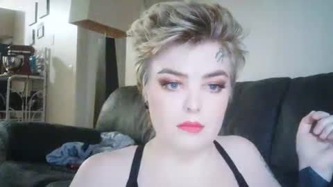 Yolandi online show from December 2025 08:17:01 PM