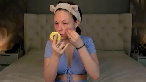 Snapshot of yona_wink chatting on April 2026 05:52:01 AM Yona online show from April 2026 05:52:01 AM