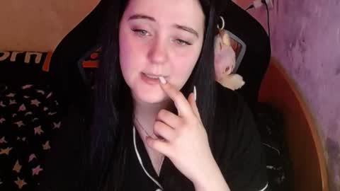 your_8a8y online show from December 2025 12:33:02 PM