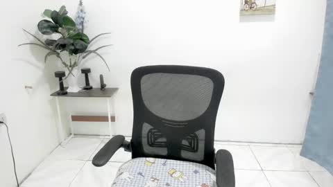 Snapshot of yvonne_s3xy chatting on May 2026 02:10:01 PM Yvonne online show from May 2026 02:10:01 PM