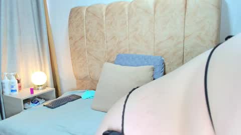 Snapshot of zoe_curvy chatting on November 2025 12:37:02 PM Zoe online show from November 2025 12:37:02 PM