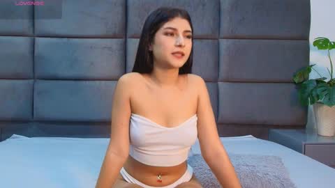 Snapshot of zoee_8 chatting on April 2026 01:30:01 PM ZOE online show from April 2026 01:30:01 PM