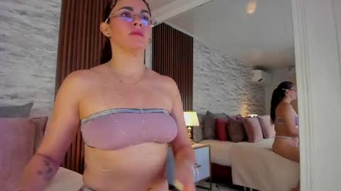 zoehiltonx online show from May 2026 01:30:01 PM
