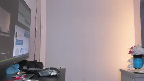 zoesmiitt online show from June 2026 12:10:01 PM