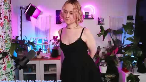 Zoey Ryan online show from November 2025 04:42:01 PM